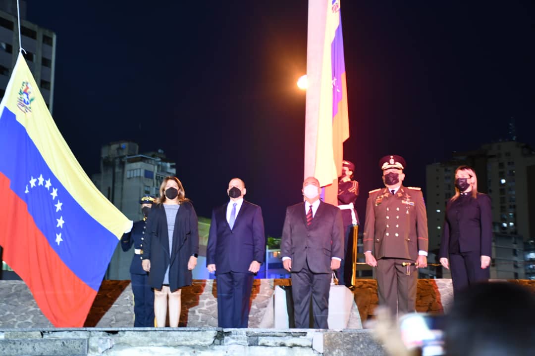 #EnFotos | Este viernes 17 de diciembre, autoridades del Gobierno Bolivariano realizaron desde el Panteón Nacional la firma del acta con la Izada de la Bandera Nacional, para conmemorar el 191° aniversario de la siembra del Libertador Simón Bolívar. #SiembraLibertaria