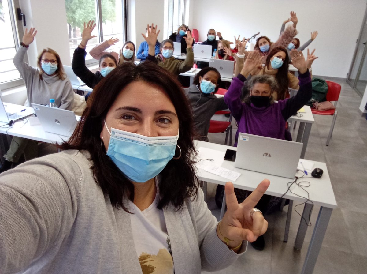 AquereSM's tweet photo. 😍😍😍Feliz de haber participado en este increíble curso con gente talentosa y llena de buenos sentimientos. Enseñar marketing online así es un regalazo. ¡Viva la Cruz Roja! #marketing #murcia #cruzroja #emprendedores https://t.co/kiZlRyfx5r