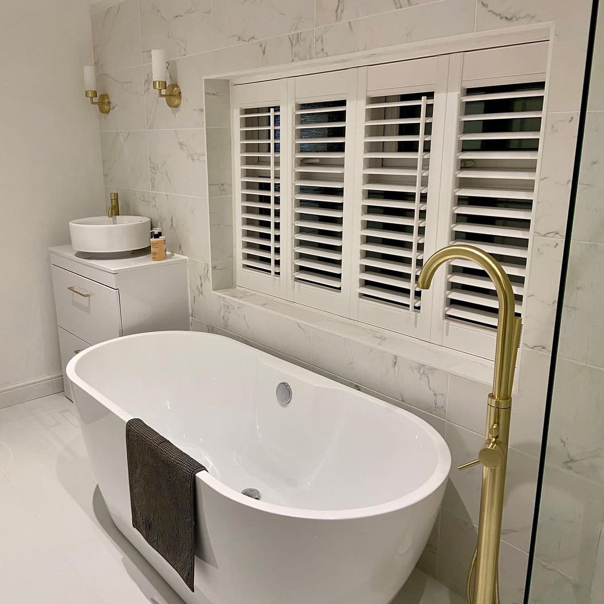 ASTTILEANDSTONE's tweet photo. The team recently completed this beautiful bathroom in High Wycombe, installing brick slips and marble effect porcelain! https://t.co/f6FWgSWJb9