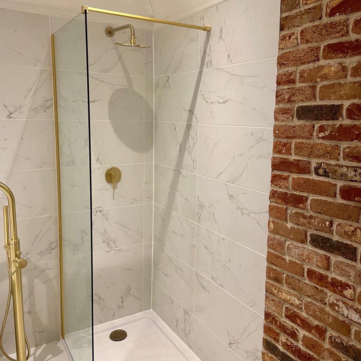 The team recently completed this beautiful bathroom in High Wycombe, installing brick slips and marble effect porcelain!
