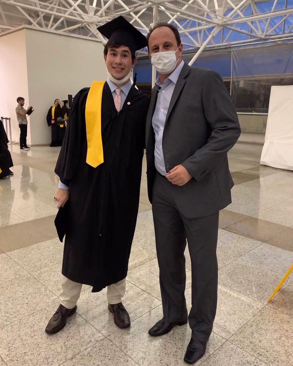 Que honra ter a presença de Rogério Ceni na minha formatura! 

Gostaria de agradecer principalmente meus pais por tornar possível encerrar esse ciclo tão especial. 

Um muito obrigado também aos meus amigos, ao Colégio Visconde de Porto Seguro e a todos os envolvidos. 

❤️🥲