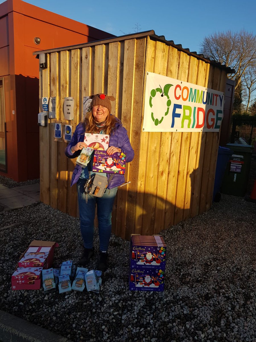 Alasdair011's tweet photo. Dingwall Coop sharing bags of Xmas cheer with Fiona at the Dingwall Fridge
#ItsWhatWeDo @ElaineS13394392 @DSimps0104 @NO0162319863 @mccarthy_1888 @coopuk @Rossnews https://t.co/unY1RA6tnO