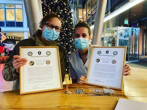 VoortmanO's tweet photo. Afgelopen week zijn twee kanjers in het zonnetje gezet en mochten o.a. onze COVID Challenge Coin ontvangen. Sgt1 Maaike (11Luchtmobiel) en sgt1 (bd) Lianne (Geneeskundige troepen vanuit Ermelo) bedankt voor jullie inzet! 🎖
En voor alle zorgverleners; Houd moed! https://t.co/jlrn3z6s4H