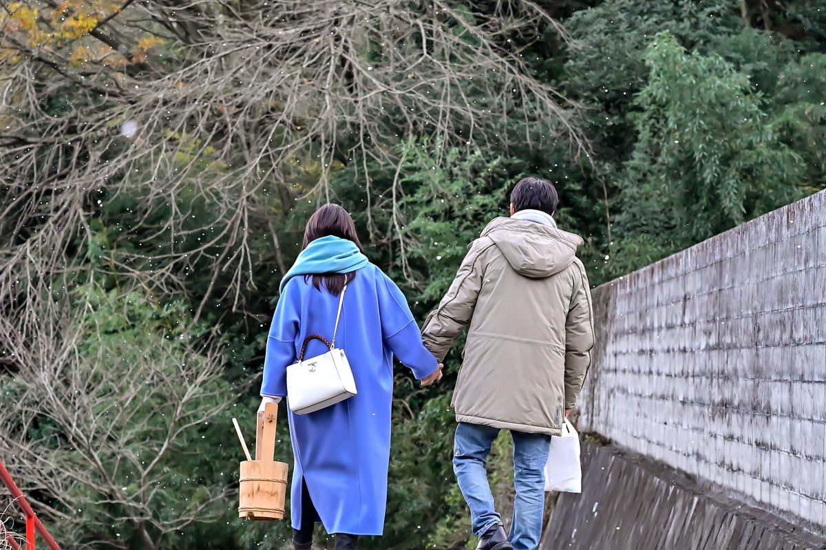 吉高由里子の私服 ドラマ「最愛」のワンシーンです。 青のノーカラー