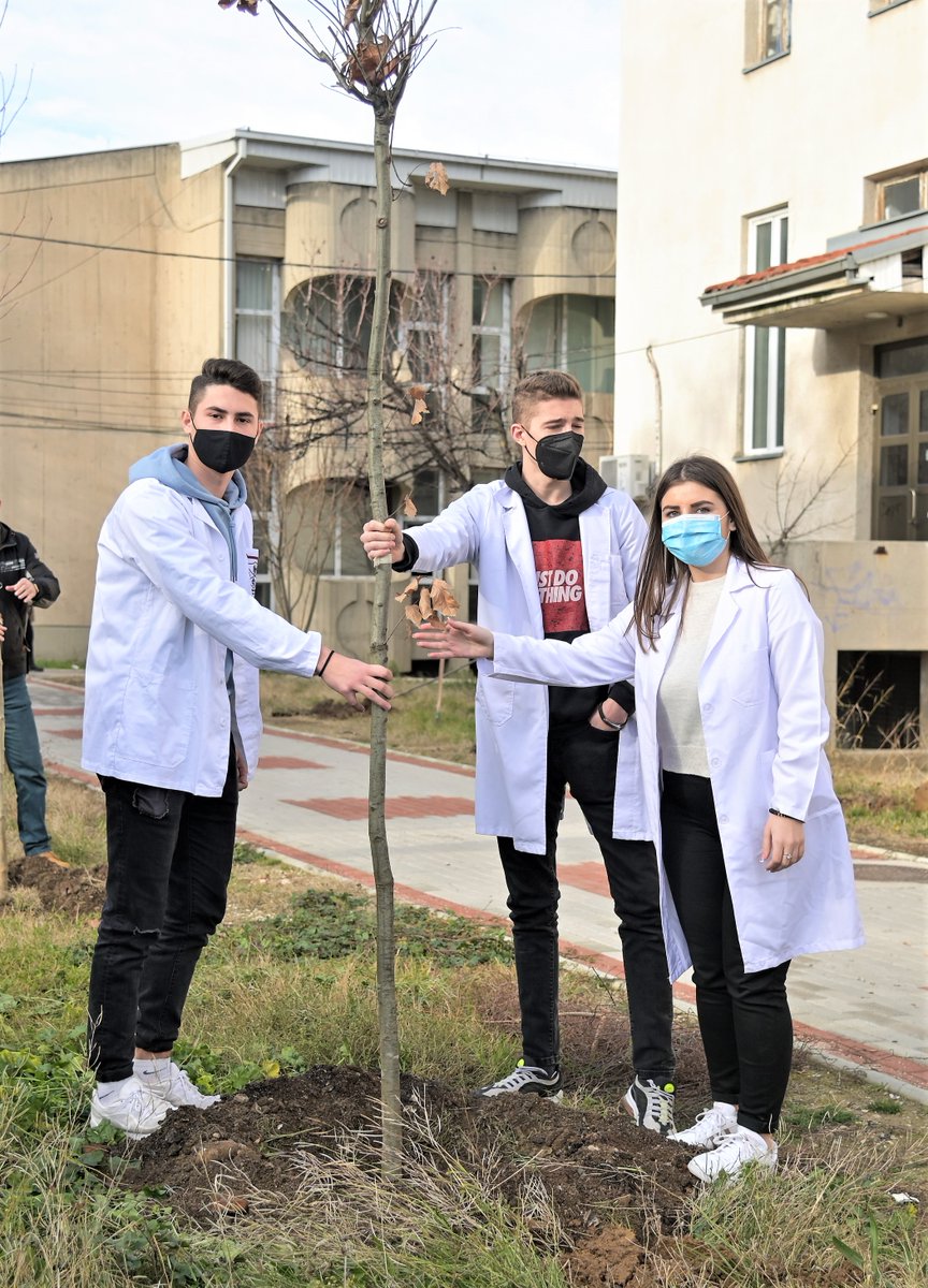 Во прекрасното друштво на учениците на СМУГС „Д-р Панче Караѓозов" денес во дворот на училиштето, заедно со претставниците на Сава пензиско друштво, КБ Прво пензиско друштво и Триглав пензиско друштво го засадивме и четвртиот Пензиски парк. 🌳🌳🌳