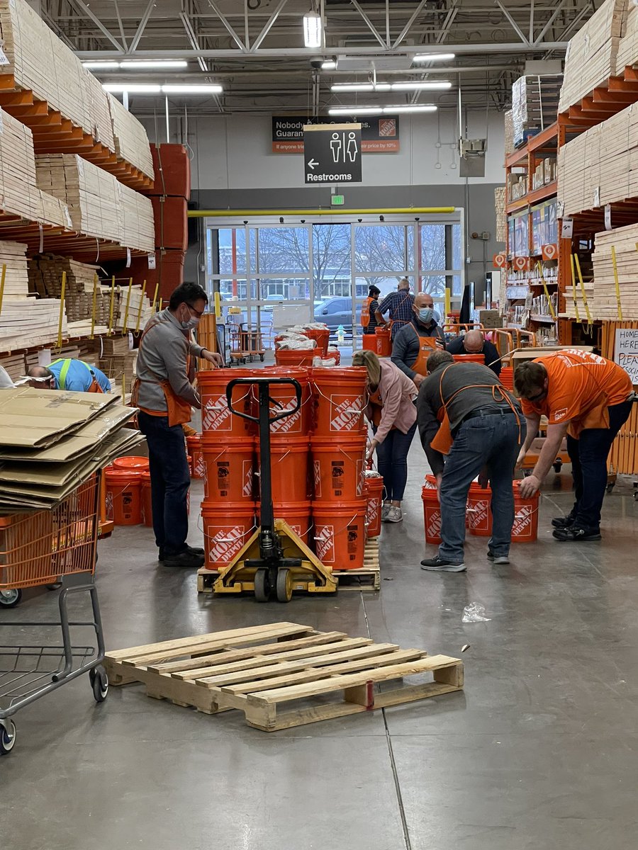 jamie_melcher's tweet photo. Team Depot kitting teams hard at work!   We can’t possibly thank everyone enough for all this help!  @jody_delicato @john_l_gossett @RStOnge250 @Matthew10903420 @spustelak @curtiscurry40 @SasmBraxton Operation Blessing ❤️ https://t.co/tzedXyx5eC