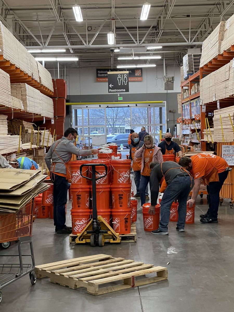 jamie_melcher's tweet photo. Team Depot kitting teams hard at work!   We can’t possibly thank everyone enough for all this help!  @jody_delicato @john_l_gossett @RStOnge250 @Matthew10903420 @spustelak @curtiscurry40 @SasmBraxton Operation Blessing ❤️ https://t.co/tzedXyx5eC