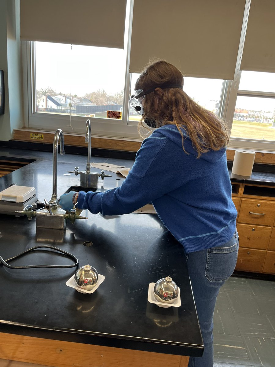 Had a great time making paper snowflakes and silver-coated ornaments in #advisory #MineolaProud <a href="/mrsadamski1/">Heather Adamski</a>