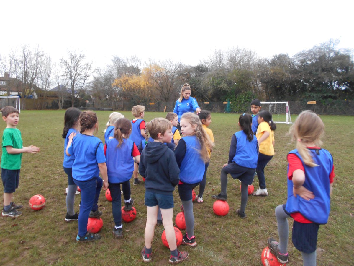 sonningprimary's tweet photo. Chestnut class have loved their weekly football sessions with Coach Nicole and have learned so many new skills! @ABCkick123 https://t.co/Og9rv7FY3h