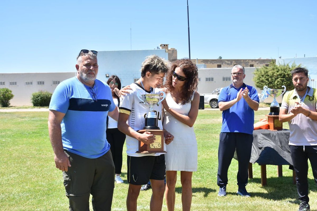🏆 Nuestro equipo, como anfitrión y representante de Comodoro Rivadavia, entregó regalos y presentes a los equipos que participaron de la instancia final de la #LigaDeDesarrollo Sub 13.