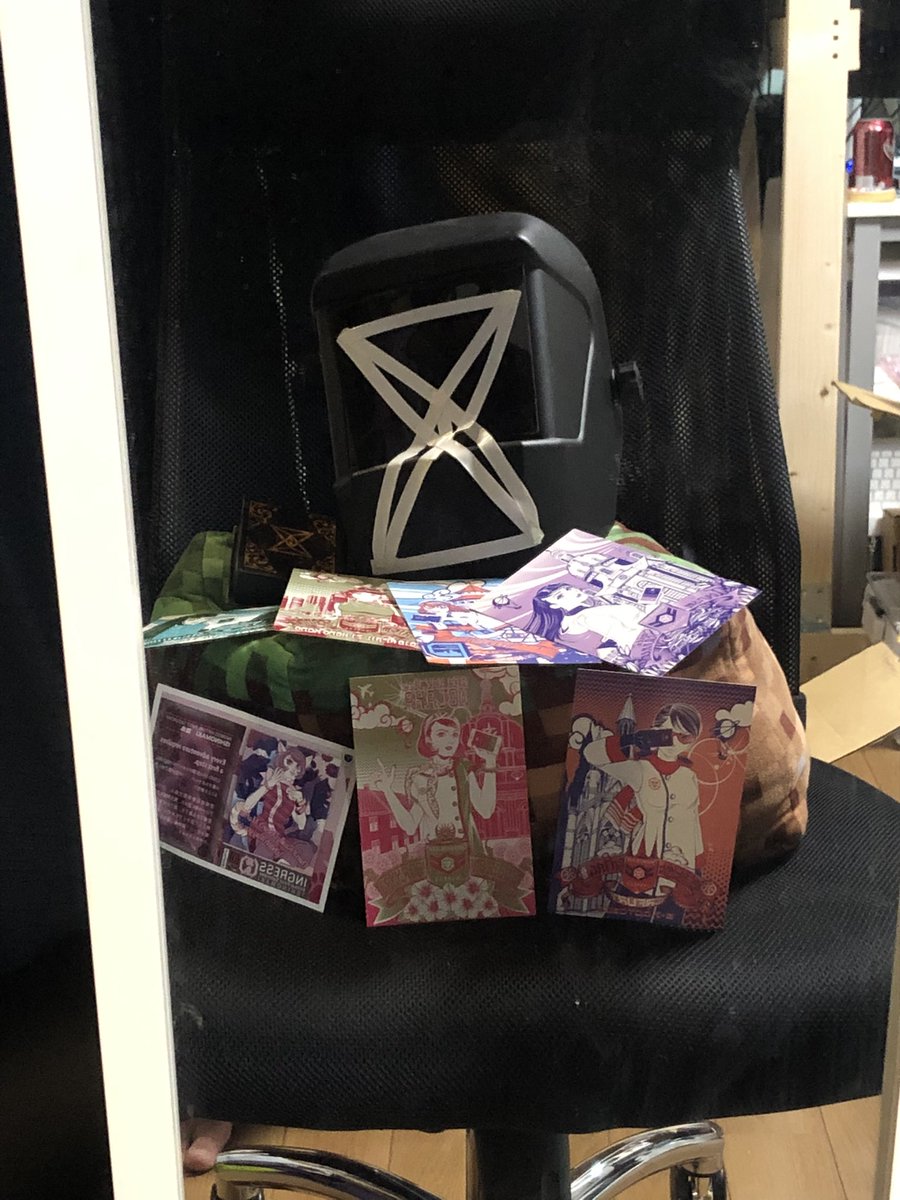 noranekoinko's tweet photo. 鏡にSWAGを映してねって課題があったのでポストカードを集めたのちせっかくだから…って出したネメシス仮面がのせいでなんかの儀式っぽくなってしまった。
#ingress #hackvent https://t.co/rl97FDKLFQ