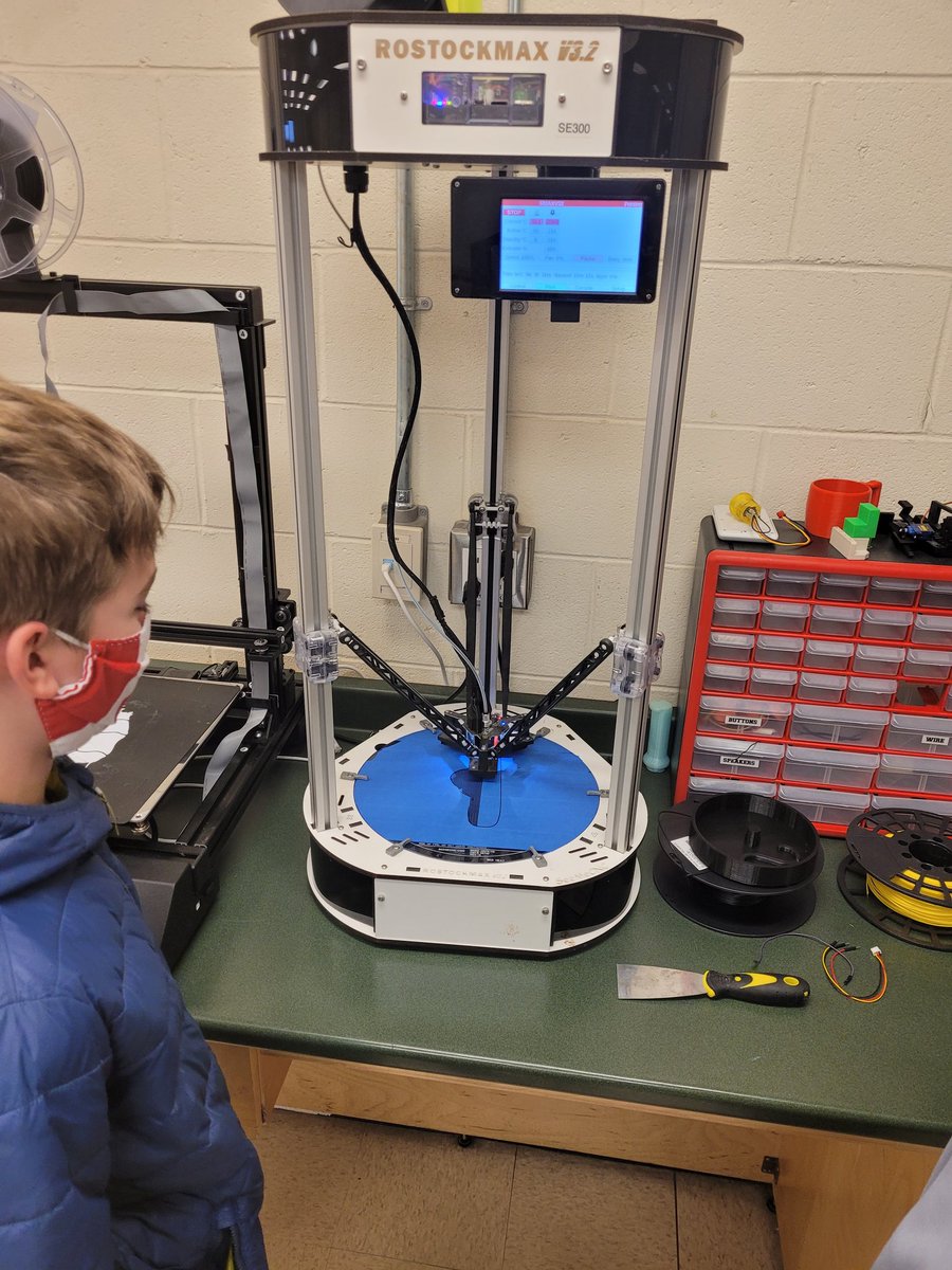 KayoeStewart's tweet image. It was a busy morning in the #MakerClassroom! @FHSkats Grade 9 students were carving wood, #3DPrinting, #coding and working with #Microbits and #bBoards. Oh, and belive it or not, this was all for #LanguageArts class 😀 @brilliant_labs @WORXTools @wilmilner #InstructionalTexts