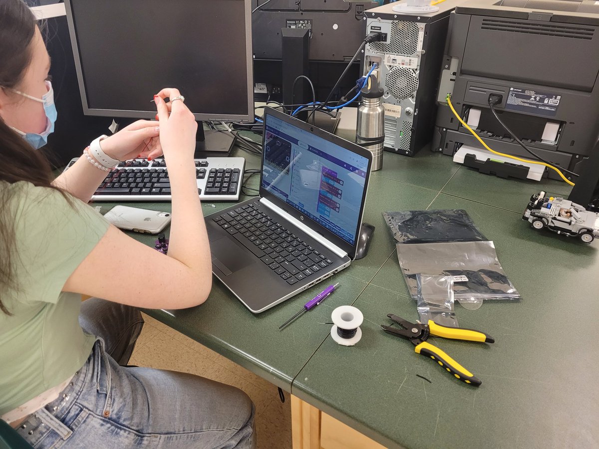 KayoeStewart's tweet image. It was a busy morning in the #MakerClassroom! @FHSkats Grade 9 students were carving wood, #3DPrinting, #coding and working with #Microbits and #bBoards. Oh, and belive it or not, this was all for #LanguageArts class 😀 @brilliant_labs @WORXTools @wilmilner #InstructionalTexts