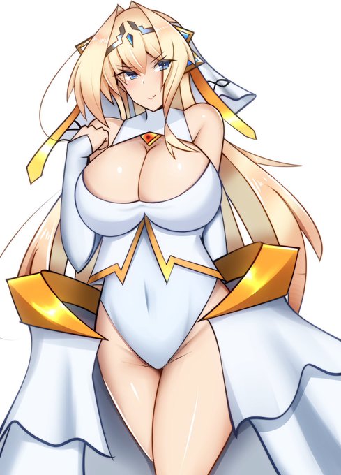 ルミナスさんと言うのはレヴェリーヴァイスのフォームチェンジの一つ。
大剣を武器に派手に戦う、ましろちゃんの我儘な側面。
一撃で敵を斬り伏せる某白き剣聖をイメージしてた気がします。
最初にデザインした3フォームですが、一番デザインが変わった人ですね。 