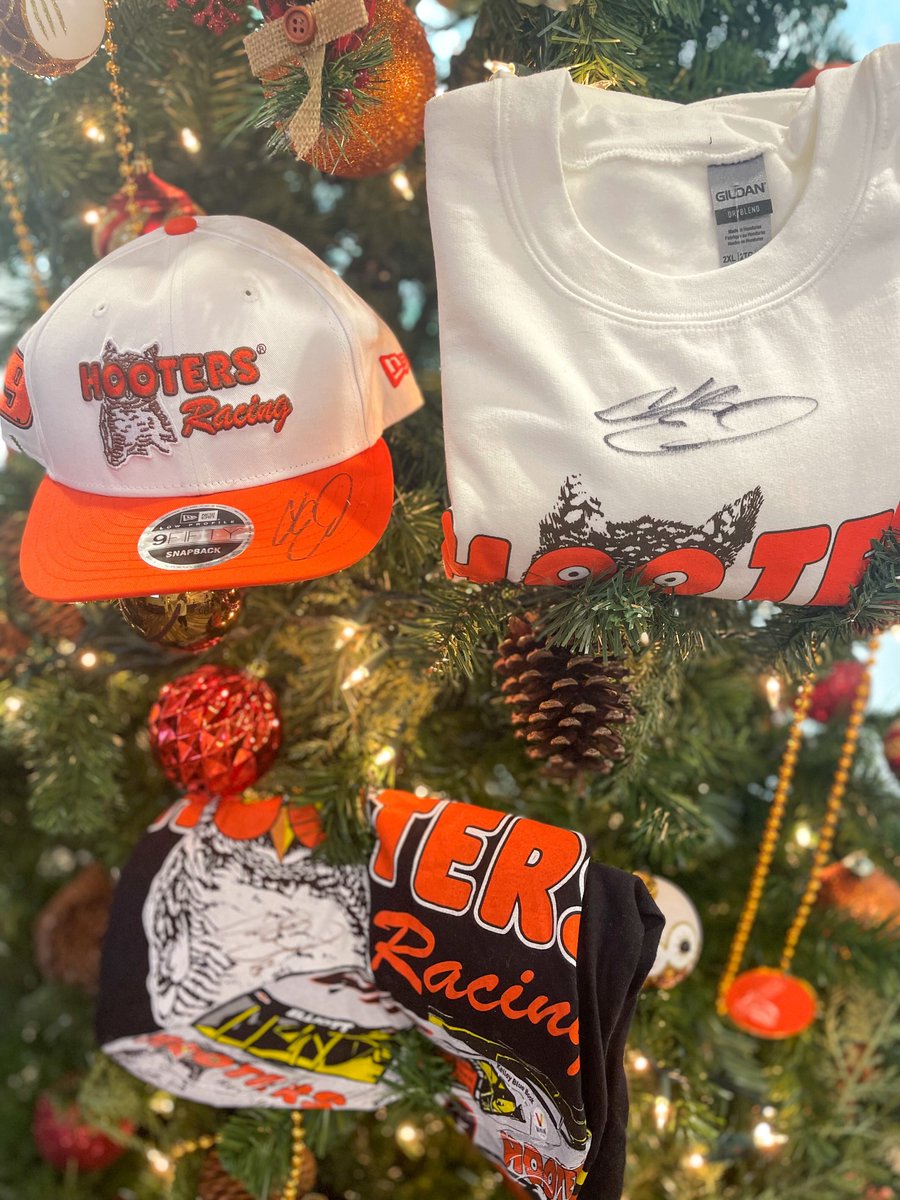 HootersRacing's tweet image. 🚨GIVEAWAY🚨 
✔️ Follow @HootersRacing
✔️ Retweet 𝘢𝘯𝘥
✔️ Tag someone you want to take to @Hooters

For a chance to win one of these @chaseelliott autographed items! 

Enter by 11:59 PM ET 12/17/21
Winners announced 12/18/21 to receive item before #Christmas! #di9