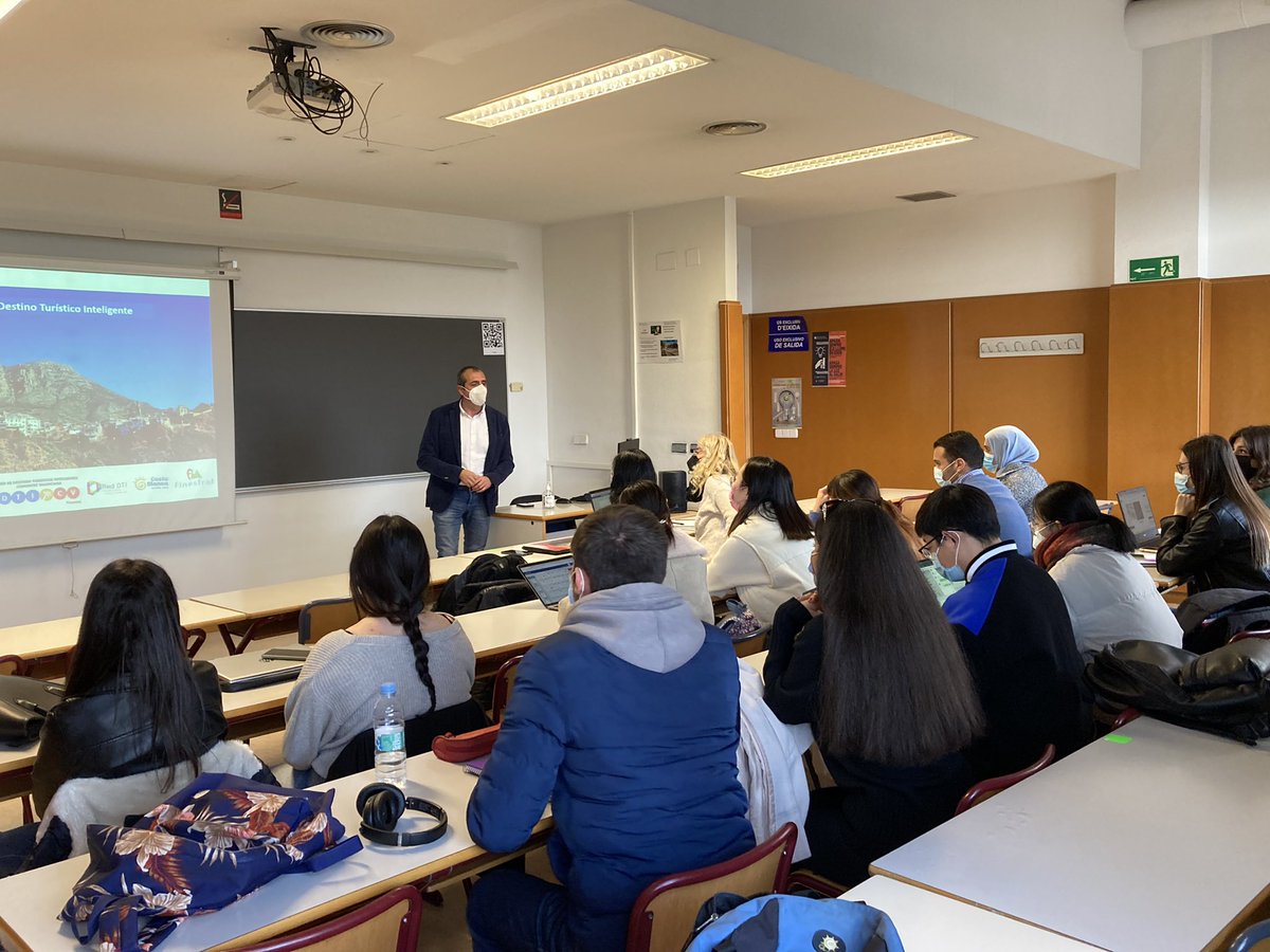 davidginer's tweet photo. Hoy en clase de Ordenación, planificación y gestión de destinos turísticos del Máster de la @UA_Universidad tenemos con nosotros a @micamon, responsable de la Smart Office de @FinestraTurismo, para explicar a los alumnos su modelo y estrategia #DTICV. https://t.co/wDOGdMXG6U