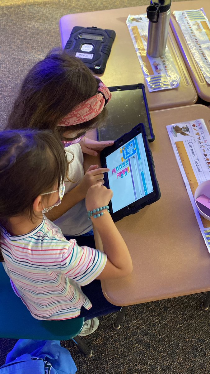teacherdebra's tweet photo. When kids are talking in code #GirlsWhoCode #BeyondAnHourOfCode @ShipleySchool @codeorg https://t.co/B3jdow3oa2