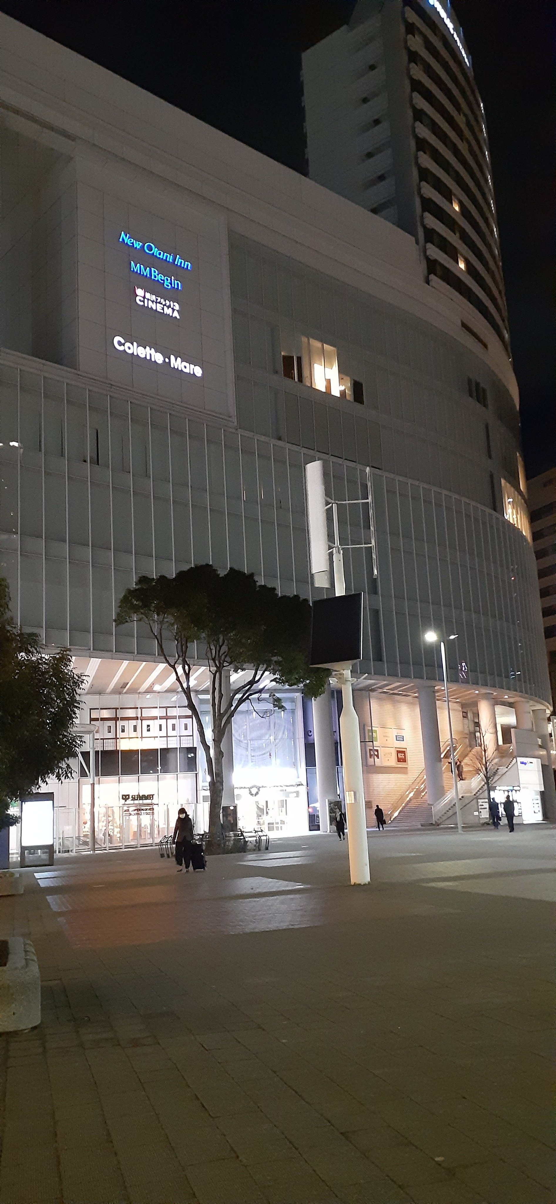 しげしげ そして 桜木町駅と俺が映画 を観る時は必ず利用する 横浜ブルク13 が入っている コレットマーレ そして 今年の4月から桜木町駅からワールドポーターズまで運行開始された 循環式ロープウェイ 横浜エアキャビン の駅を 横浜散歩