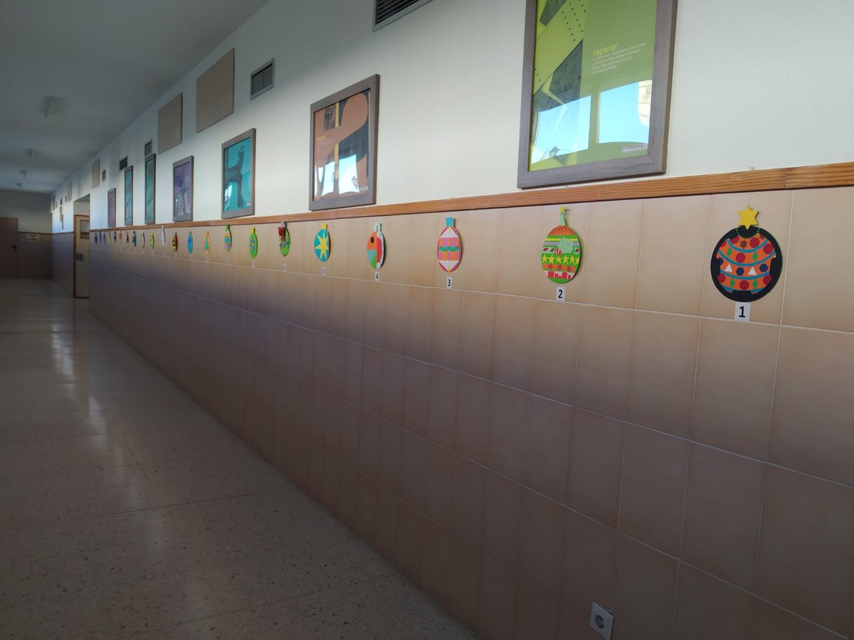 sanjeronimoalba's tweet photo. CONCURSO BOLAS DE NAVIDAD. Durante el viernes y el lunes próximo todo el Centro vota para elegir la mejor Bola de Navidad entre todas las realizadas por los alumnos de 3 E.S.O.... ¿Quién ganará? #BolasDeNavidad #NavidadSanJerónimo #Plástica #RitmosVisuales #Composición https://t.co/VAaM1yVbAO