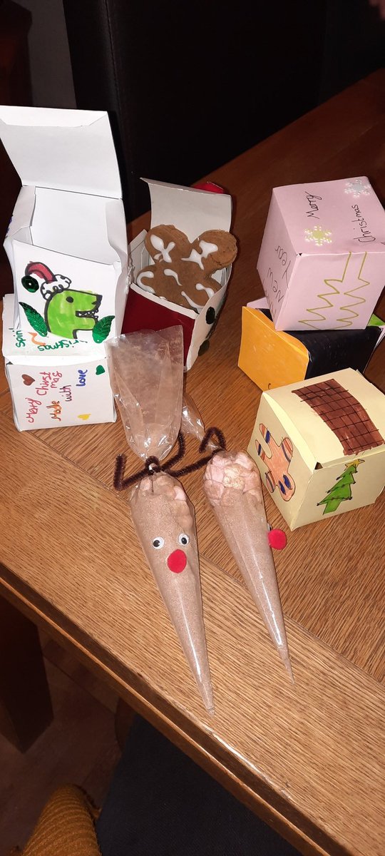 cheeky217's tweet photo. Thank you so much year 6 of @CotmanhayJr hot chocolate and gingerbread tonight.  Happy Christmas to all 🎄🎅☃️ https://t.co/KCFKdyLeiW