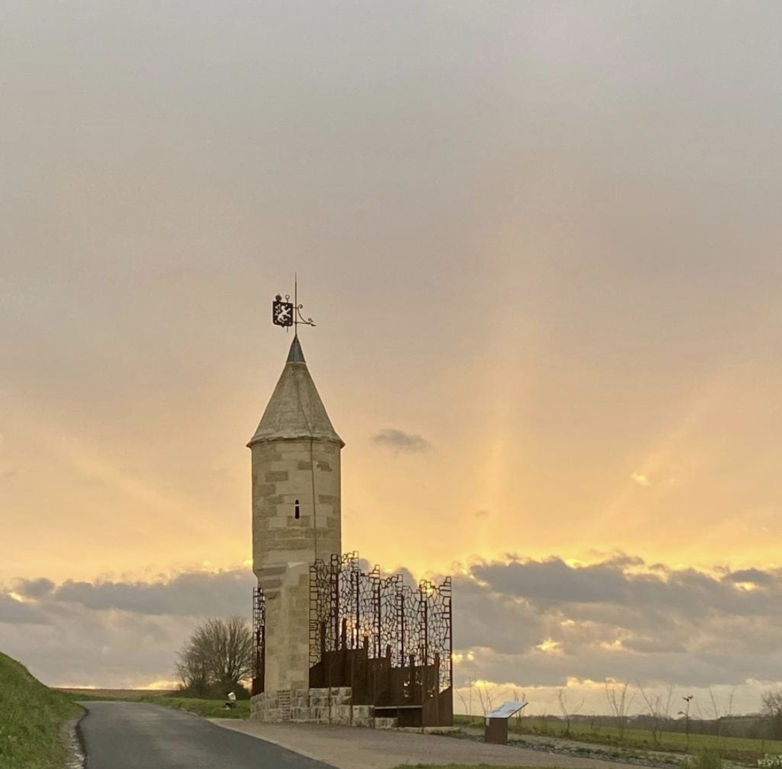 departement59's tweet photo. Bon dimanche le #Nord ! 👋 Connaissez-vous cette mystérieuse tourelle datant du Moyen Âge ? 🤔 Cette tour, destinée à l'origine à abriter un guetteur, est classée monument historique. 👏 Profitez de moments #ViveLeNord comme celui-ci  👉 https://t.co/0urHoq9Qov 

📷 @a_vaucelles https://t.co/lKx8RvpjDW