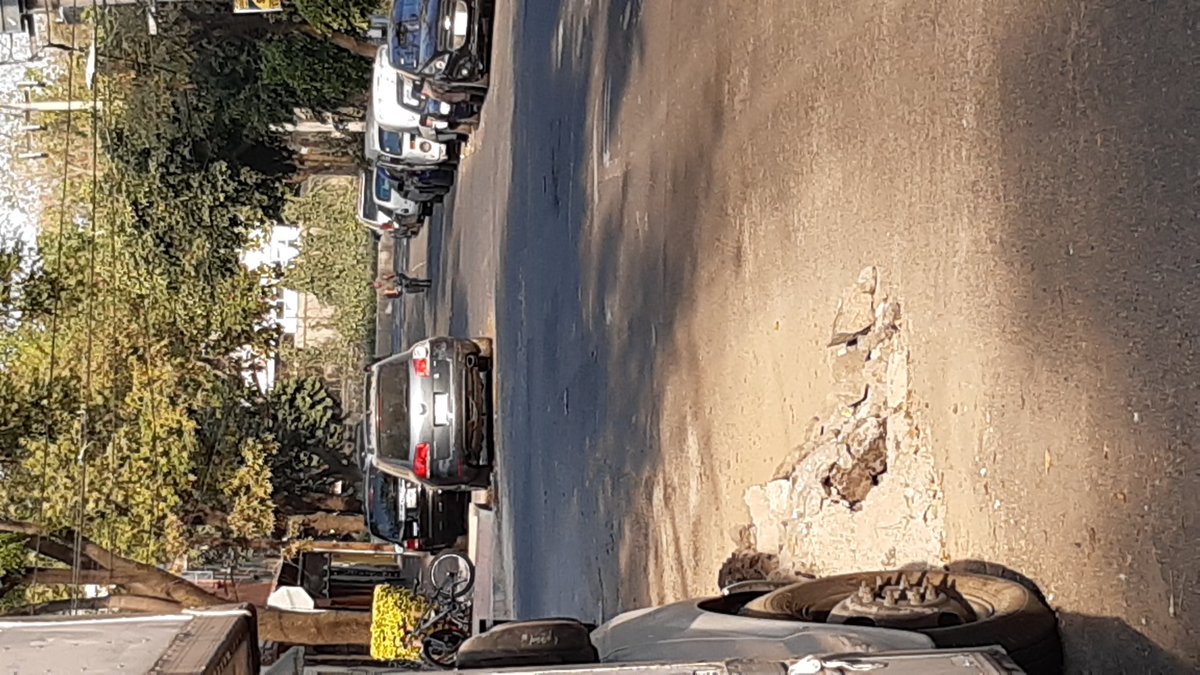 daea008's tweet photo. #TránsitoGCDMX En la esquina de Lago Tláhuac con Laguna Tamiahua Col. ANÁHUAC Alcaldia Miguel Hidalgo un vehículo sobresale por estar mal estacionado afectando la vialidad y puede provocar un percance https://t.co/RVIhCysJQK