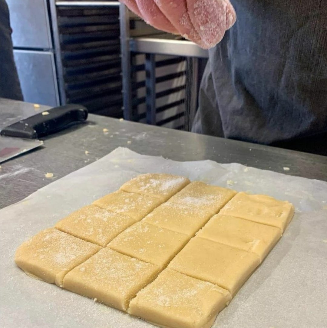 Care4theCarers's tweet photo. Well done to the 'Baking for Wellbeing' group with @CommunityChef1, who made pizza &amp; focaccia using an easy no-knead dough. They also made light and buttery 1:2:3 shortbread.  Look out for more cooking classes for carers in 2022.

#bakingforwellbeing
#carers #careforthecarers https://t.co/uUZochTHEC