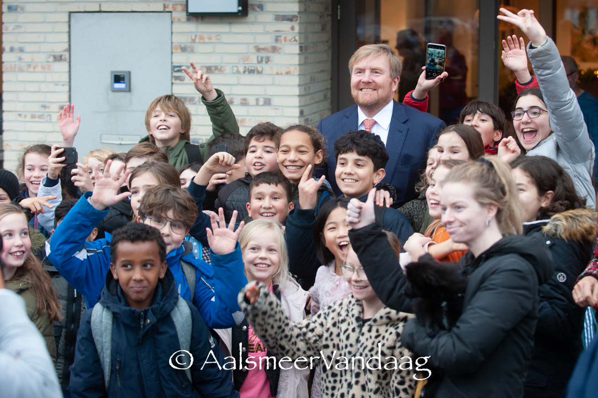 Oranje boven bij IKC Triade #Aalsmeer. <a href="/Koning_NL/">Willem-Alexander</a> Willem Alexander steekt personeel en kinderen hart onder de riem. #koninklijk #corona bit.ly/3dXwdod