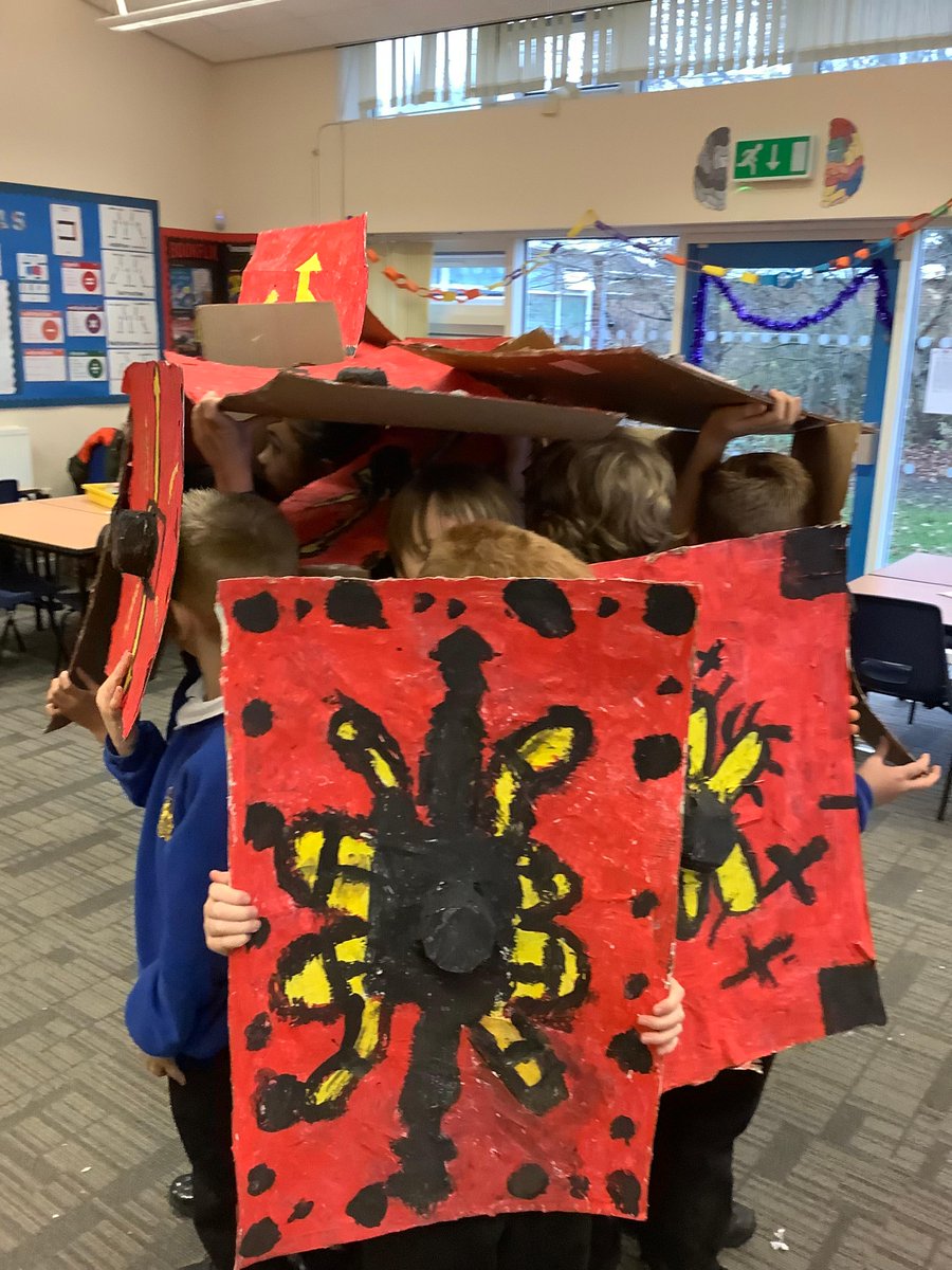 NewburghPrimary's tweet photo. Year 4 have been busy making their own Roman shields. They used papier mache and paint to create their designs. Children used their shields to practise different formations similar to what would have been used during a Roman battle.π¨
#Year4 #Newburghart #Edutwitter #Romanshields https://t.co/2HSXipk29J