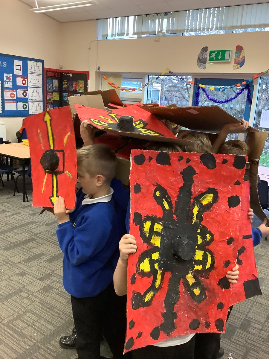 NewburghPrimary's tweet photo. Year 4 have been busy making their own Roman shields. They used papier mache and paint to create their designs. Children used their shields to practise different formations similar to what would have been used during a Roman battle.π¨
#Year4 #Newburghart #Edutwitter #Romanshields https://t.co/2HSXipk29J