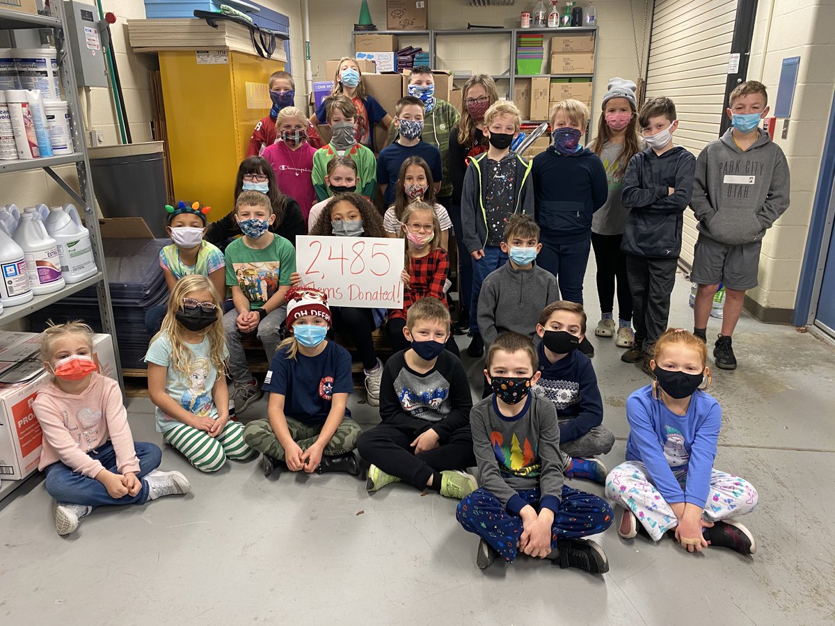SWCSD's tweet photo. The J.C. Sommer Elementary School's Student Council organized a food drive benefiting the Grove City Food Bank. The school donated 2,485 items, which will help many local families this winter. #SWCSDGivesBack #SWCSDProud https://t.co/IskdZGp0yk