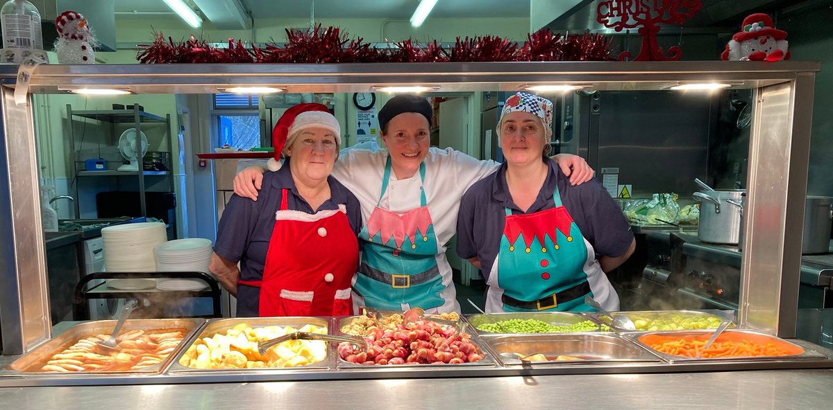 Warwickshire_CC's tweet photo. If you’re yet to choose what you’re going to be serving up on #Christmas Day or organise your Christmas food shop, spare a thought for the kitchen teams of school caterers, @educaterers who have served up an incredible 70,000 Christmas lunches! https://t.co/W2OdxptJC4  
🎄🍽️😋 https://t.co/N7s07XqE4w