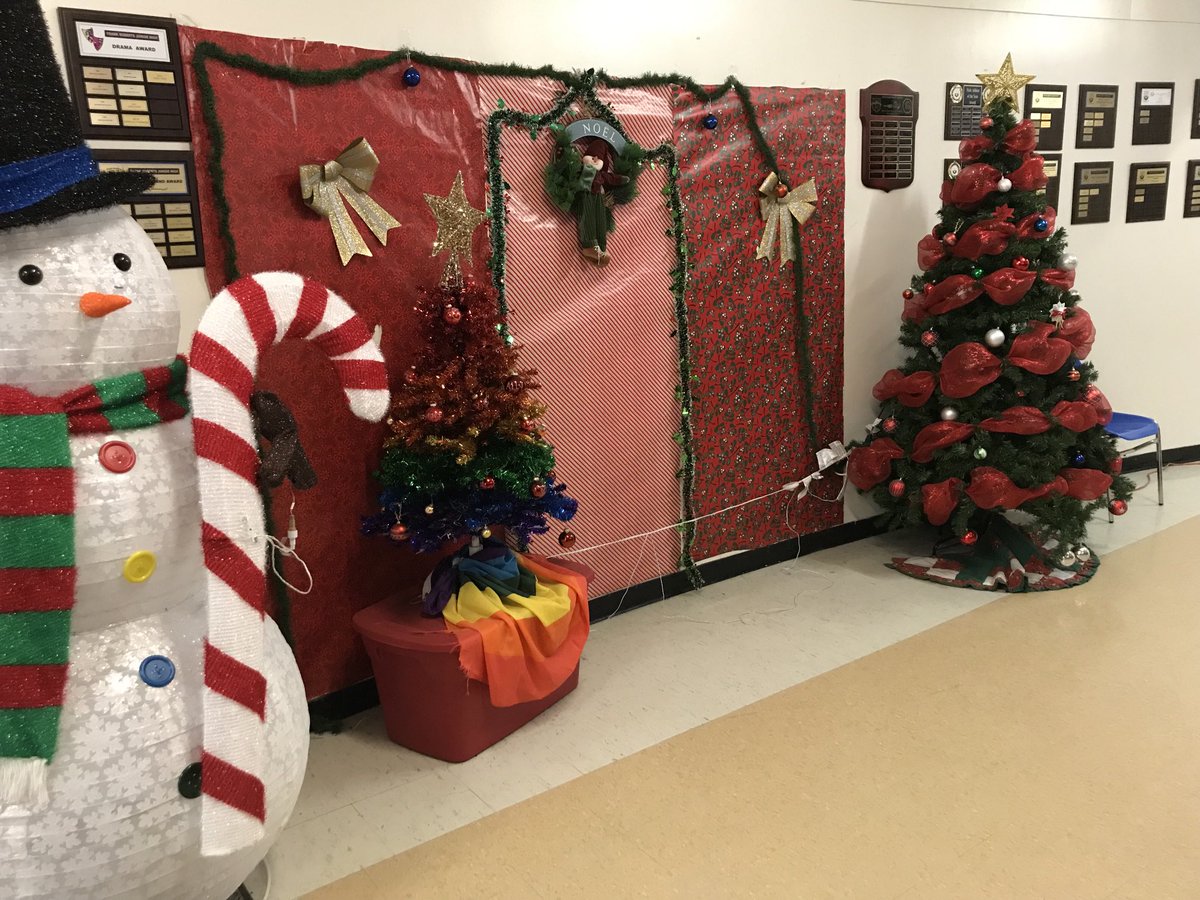 AndrewHickey709's tweet photo. Delivery on the way to @GatheringNL  from the staff and students at @FRJHschool. Thank you for your generosity and giving spirit. @NLESDCA https://t.co/caLavIsPls