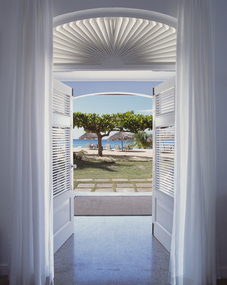 JamaicaInnHotel's tweet photo. The #jamaicainn #bluecottage is centrally located within the resort just steps from the beach. Walk onto the sand from the #verandah or open the large shutters for dramatic ocean views. https://t.co/3Is4QIJymH