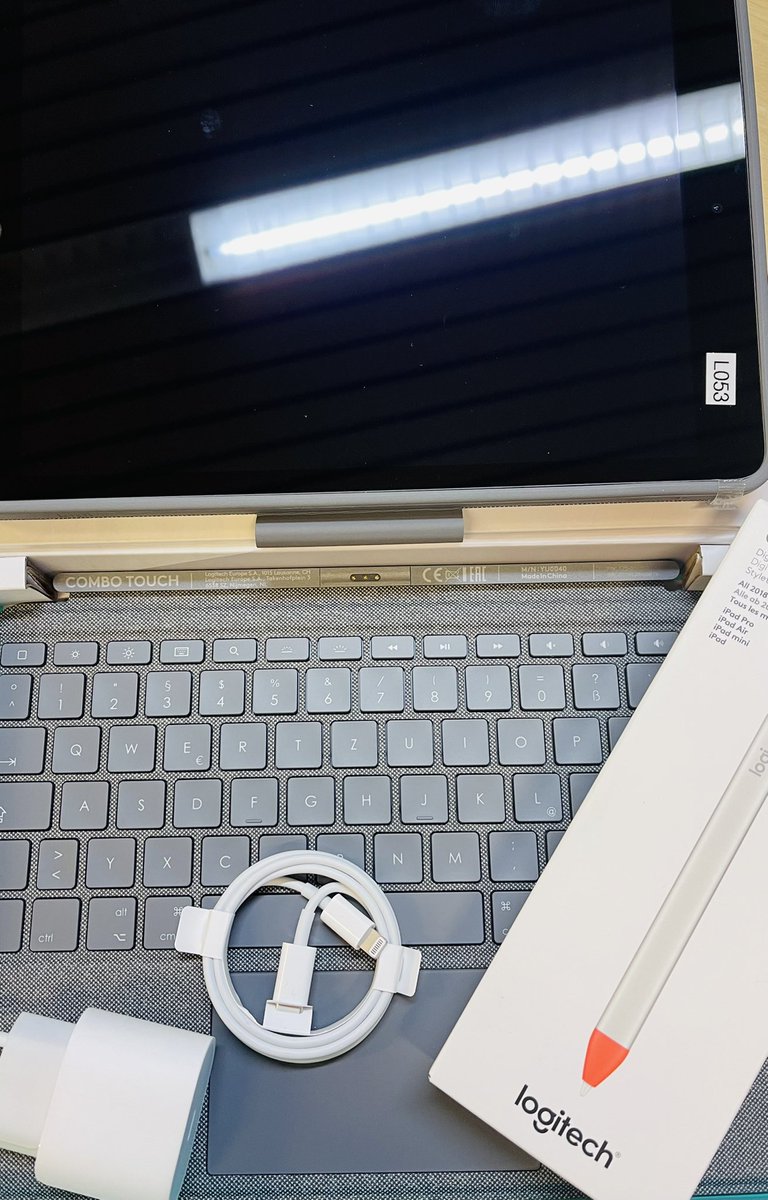 Das ist es das „Weihnachtsgeschenk“ - ein Dienstgerät.Immerhin noch 2021 🤷‍♀️