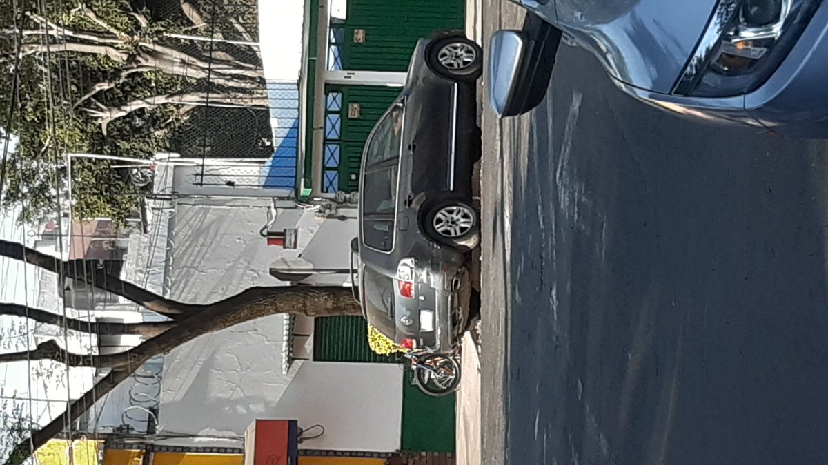 daea008's tweet photo. @OVIALCDMX  En la esquina de Lago Tlahuac y Laguna Tamiahua en la Col. ANÁHUAC  Alcaldía Miguel Hidalgo hay un vehículo mal estacionado que sobresale de la vialidad, dificulta la visibilidad cuando se da vuelta o cuando se circula en ambos sentidos. Puede provocar un percance. https://t.co/yczOfVdhtJ
