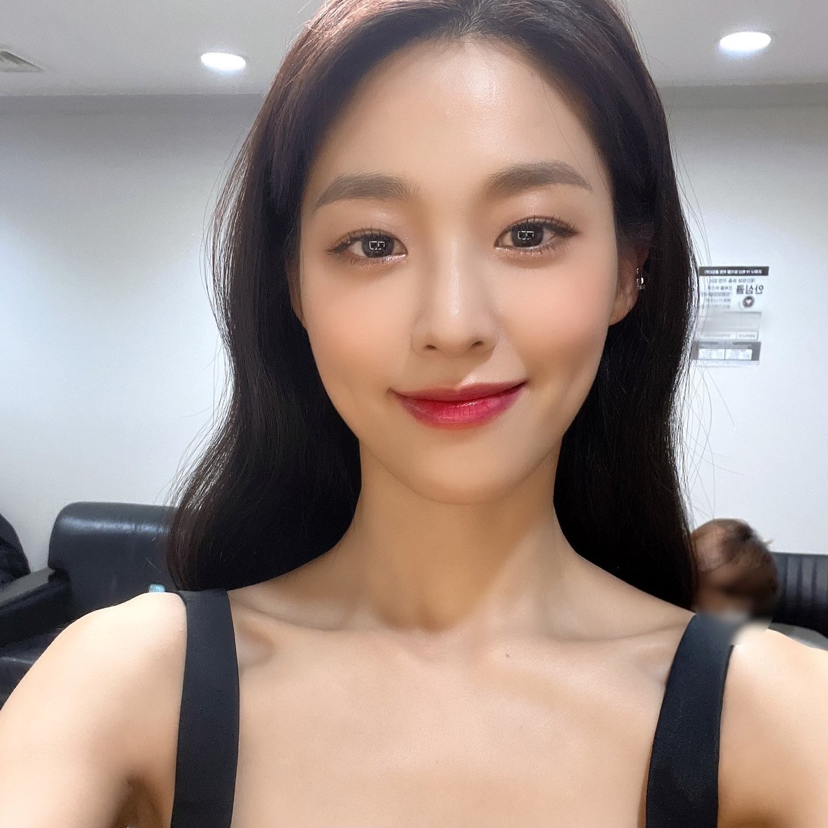 AOA_FANCLUB's tweet photo. [📸] 2021 KBS 가요대축제

못하는 게 없는 MC 설현의 빛나는 진행❣
ELVIS와 함께 한 2021년은 완벽했고 내년에도 잘 부탁해요💖

#AOA #에이오에이 #설현 #SeolHyun https://t.co/pUwVd68F9s