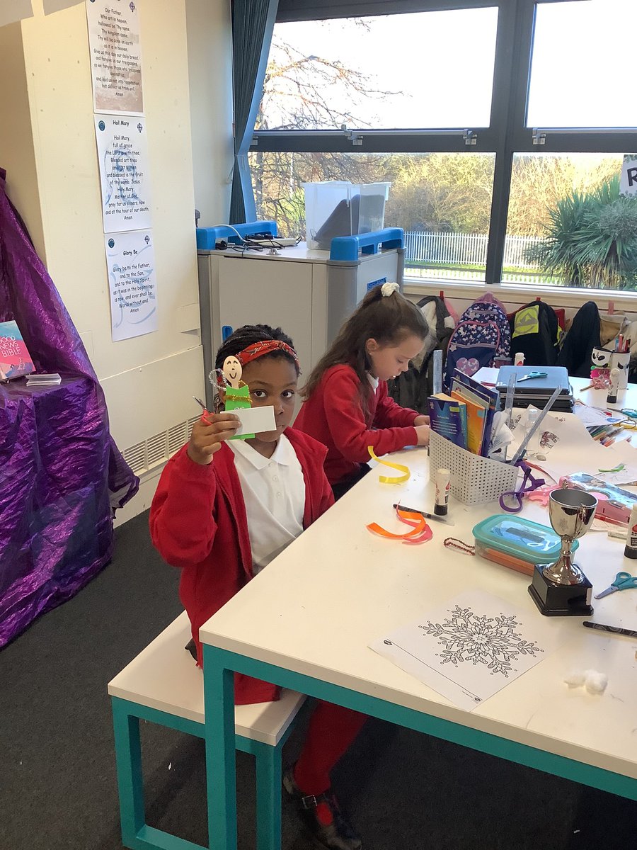 Year3STMHull1's tweet photo. We’ve been having a crafty week in Year 3 this week. Look at us busy making Christmas ornaments. https://t.co/OmpAhgDHCT