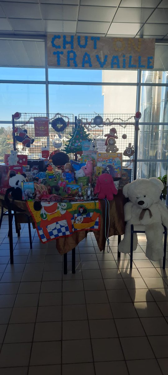 Cite_ADusolier's tweet photo. ✅Flashmob de Noël 👯‍♀️🎶🎅
✅Collecte de jouets pour @save_children #ChristmasJumperDay2021 🧸🎁
✅Journée du pull moche de Noël 🧥🎄🤶
➡️ j-7 à Noël, h-1 aux vacances...on est bien à Alcide !! 
🙏 Merci à tous pour votre participation ! 🔝😍 https://t.co/tTt7VWkAeX