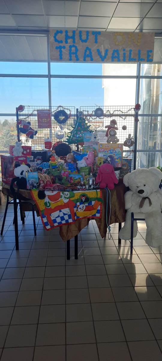 Cite_ADusolier's tweet photo. ✅Flashmob de Noël 👯‍♀️🎶🎅
✅Collecte de jouets pour @save_children #ChristmasJumperDay2021 🧸🎁
✅Journée du pull moche de Noël 🧥🎄🤶
➡️ j-7 à Noël, h-1 aux vacances...on est bien à Alcide !! 
🙏 Merci à tous pour votre participation ! 🔝😍 https://t.co/tTt7VWkAeX