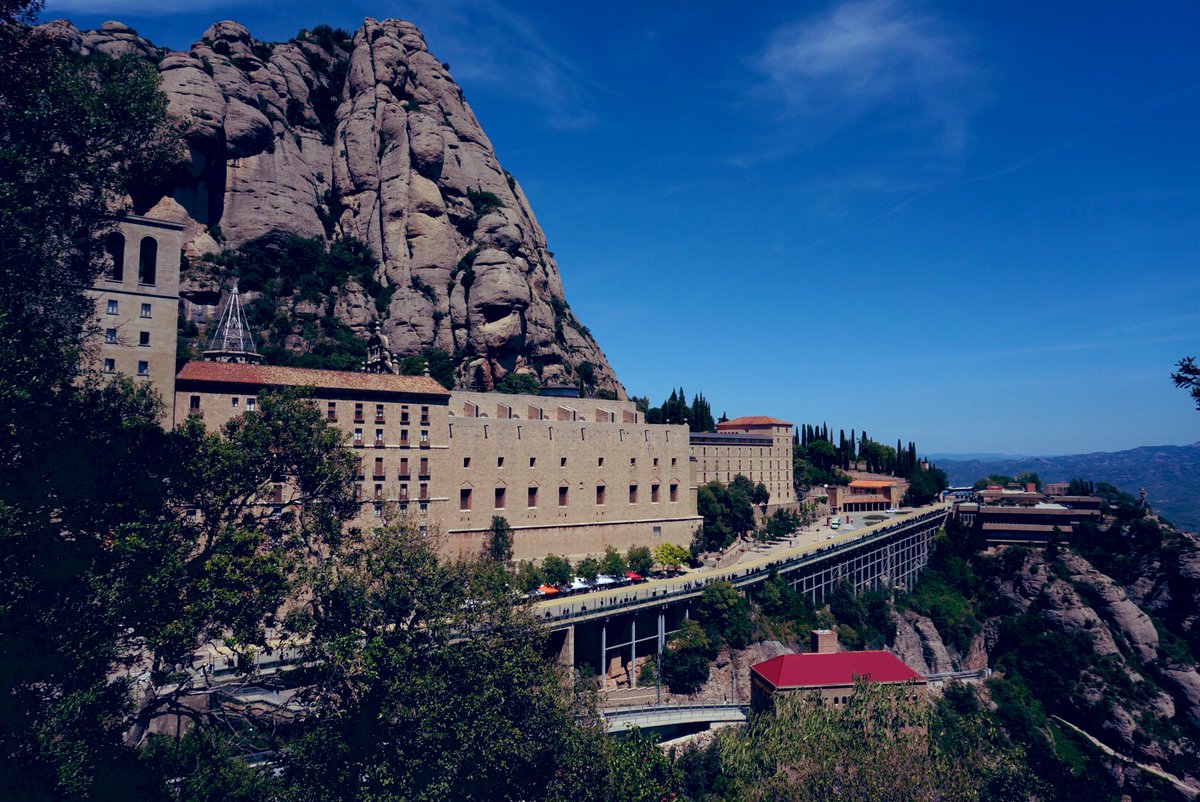 旅の記憶🇪🇸モンセラット(のこぎり山) バルセロナ郊外にある有名なパワースポットでキリスト教の聖地でもある場所。ゴツゴツとした岩山も自然に育まれたものとしてガウディも自然から美を学ぶため足繁く