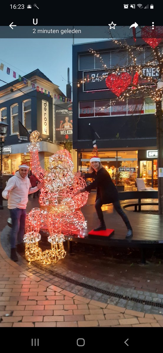 info_rooij's tweet photo. Jáááá, hier is hij dan, Cute Santa!
Als je op het stoeltje naast Santa gaat zitten of staan gaan de hartjes in de boom ook branden, hoe leuk is dat?
#Assen #Santa #CuteSanta #hartjes #pomppleintje #kerst2021 #kerstsfeer #selfiespot https://t.co/5dftfZrC3L