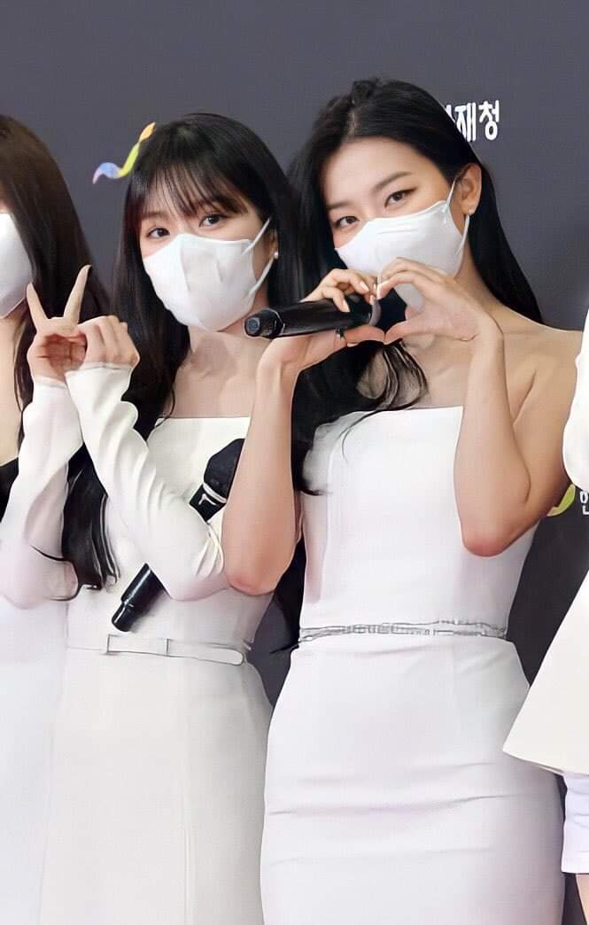 Katykimie's tweet photo. the most visual couple in kpop.♡
#Queens #RedVelvet #RedVelvet_SongFestival2021 #RedVelvet_KBS #RV_Express @RVsmtown #IRENE #SEULGI https://t.co/OTfj6KGe6w