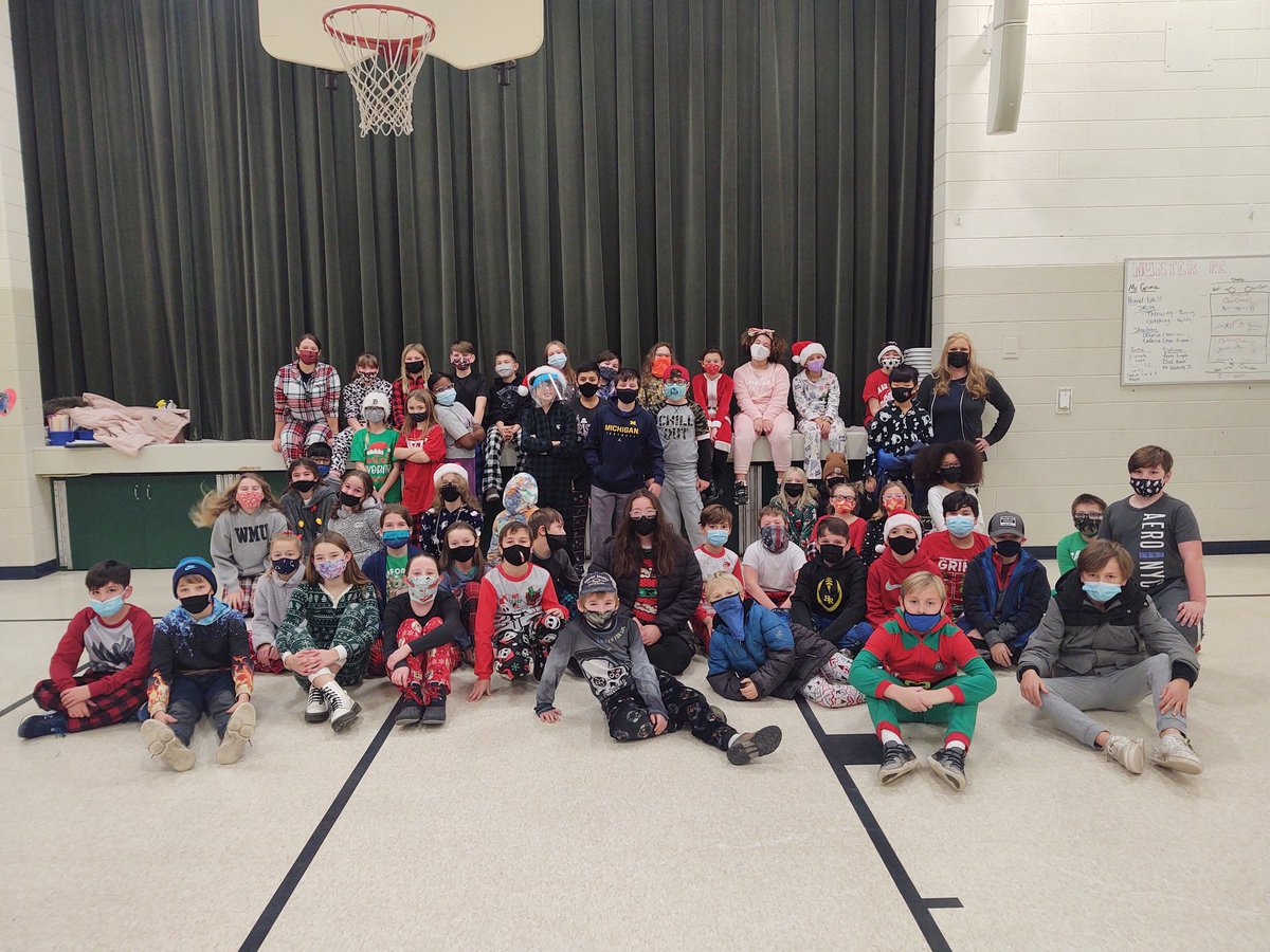 MrsTessier5th's tweet photo. The tradition continues today with our 5th grade breakfast! Our lunch staff did an amazing job and they prepared a delicious breakfast for our students! #HunterHornets ❤️💚🐝. It's safe to say they had fun! https://t.co/97qEKGVbZ7