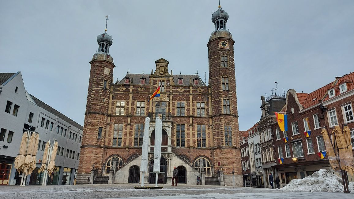 NIEJSBERICH: Veur ’t twiëde jaor op riej zulle in Venlo en Bliërick gen Prinse en georganiseerde vastelaovesevenemente en -aktiviteite plaatsvinde. 

Laes 't niejsberich: jocusvenlo.nl/niejs/3579-nie…