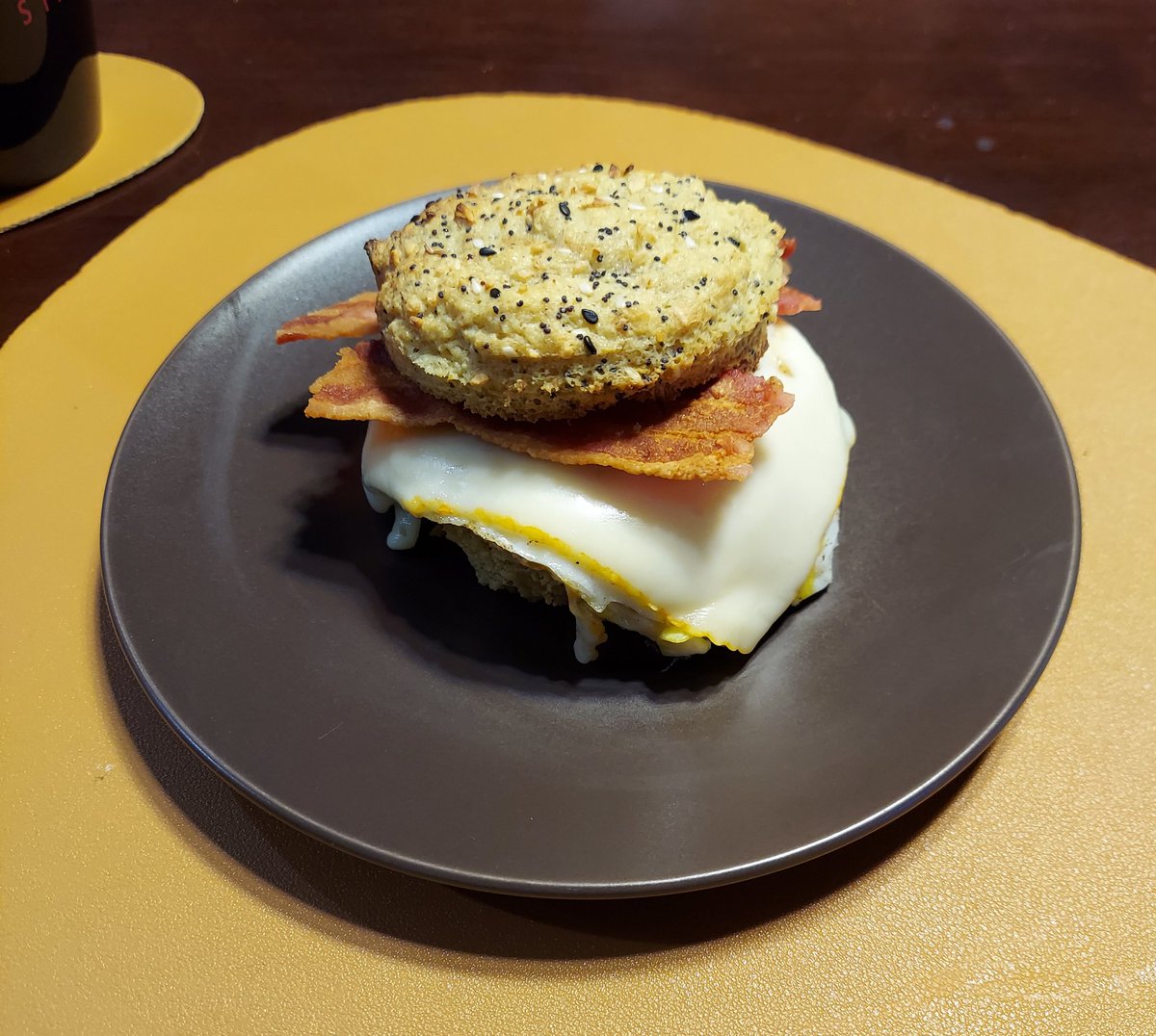 azmadame_x's tweet image. Now that the house is sufficiently warm--breakfast is served.

#Keto
#90SecondBread
#EverythingBagelSeasoning