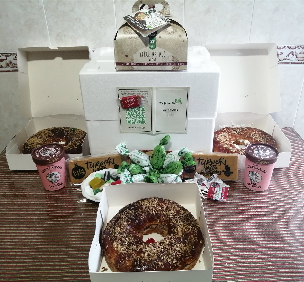 jureyjim91's tweet photo. Gracias a la fantástica tienda virtual @TheGreenPlace5, esta Navidad mi casa respira dulzor sin límites para todos: helados, polvorones, roscones de Reyes, turrones, gominolas, panettones... ¡Gracias por hacerlo posible! https://t.co/POTgg2MIYr