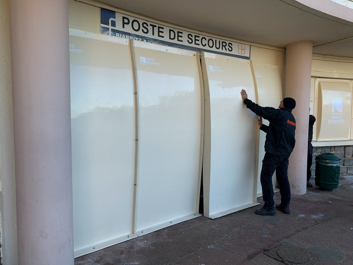 wavebumper's tweet photo. [FLATFRONT] - Ils assurent la protection des ouvertures des bâtiments exposés au risque de #submersion marine. 

Ces 11 #FLATFRONT seront installés au Port-Vieux pour protéger le poste de secours et les ouvertures annexes a chaque alerte vagues-submersion. https://t.co/KILrseLcC9