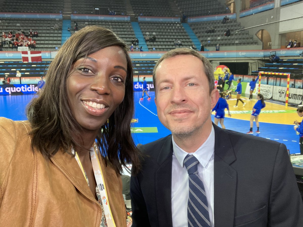 On est en place🙌🏾🙌🏾🙌🏾@gregmargotton Nos bleues s’échauffent…Notre capitaine donne le rythme @LassourceC Rdv 17h20 sur @TMCtv @TF1 pour une demi-finale contre le Danemark #bleuesetfieres @ffhandball @LBE_Officiel