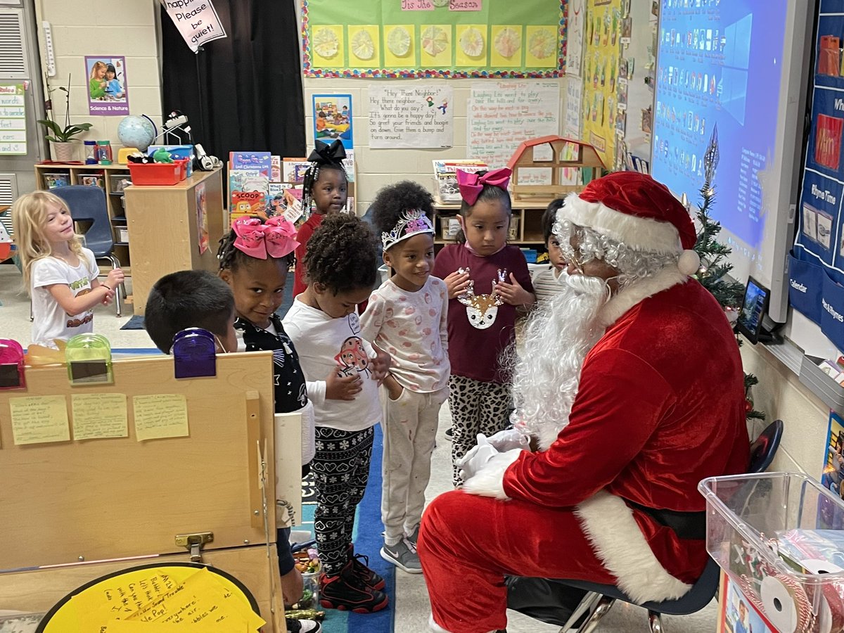 Got to spread some Christmas cheer with Santa this morning over at the elementary!! @LoachapokaAD @LeeCoSchools